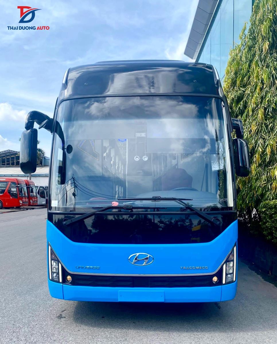 EXTRAORDINARY FEATURES OF TRACOMECO 47 PASSENGER CAR HYUNDAI 425PS